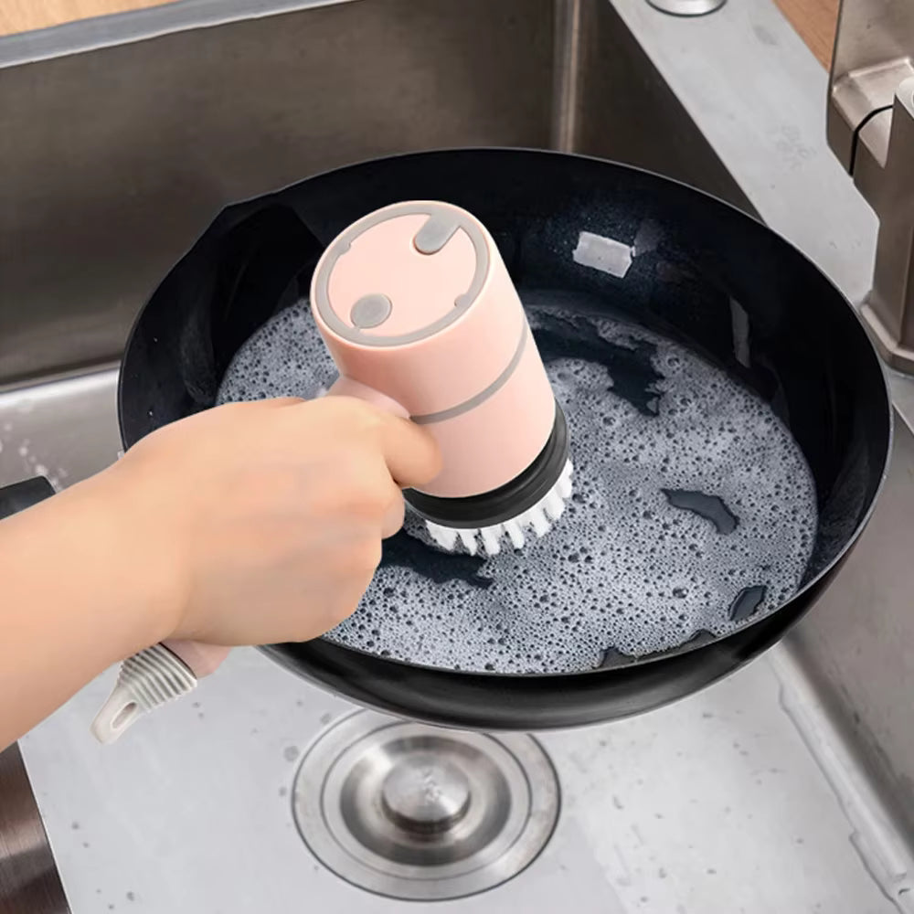 Cepillo eléctrico BrushUp limpiando una sartén con espuma